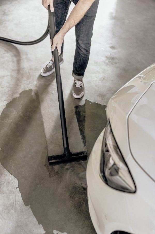 The WD 3 V-19/4/20 is powerful and energy-efficient with power consumption of only 1000 W. The machine as well as the suction hose and the Clips floor nozzle are perfectly matched – for the best cleaning results on dry, wet, fine or coarse dirt. The wet and dry vacuum cleaner impresses with its compact design and a robust 19 l plastic container, 4 m cable, 2 m suction hose and its fleece filter bag. Thanks to the single-piece cartridge filter, it is possible to vacuum both wet and dry dirt without filter replacement. The blower function is useful for cleaning areas that are difficult to access. The hose is stored by hanging it on the machine head, thus saving space. The cable can be stored on the cable hook, tubes and floor nozzles at the bumper. The "Pull & Push" locking system allows the simple opening and closing of the container. The handle of the vacuum cleaner can be removed and the accessory can be connected directly to the suction hose. Also clever: Tools or small parts can be set down on the area on the machine head. The ergonomically shaped carrying handle enables comfortable transport.