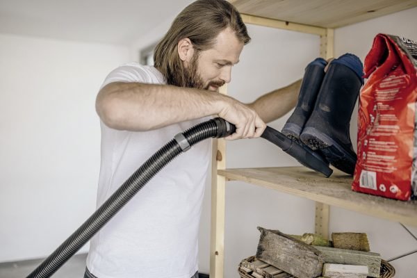The WD 3 V-19/4/20 is powerful and energy-efficient with power consumption of only 1000 W. The machine as well as the suction hose and the Clips floor nozzle are perfectly matched – for the best cleaning results on dry, wet, fine or coarse dirt. The wet and dry vacuum cleaner impresses with its compact design and a robust 19 l plastic container, 4 m cable, 2 m suction hose and its fleece filter bag. Thanks to the single-piece cartridge filter, it is possible to vacuum both wet and dry dirt without filter replacement. The blower function is useful for cleaning areas that are difficult to access. The hose is stored by hanging it on the machine head, thus saving space. The cable can be stored on the cable hook, tubes and floor nozzles at the bumper. The "Pull & Push" locking system allows the simple opening and closing of the container. The handle of the vacuum cleaner can be removed and the accessory can be connected directly to the suction hose. Also clever: Tools or small parts can be set down on the area on the machine head. The ergonomically shaped carrying handle enables comfortable transport.