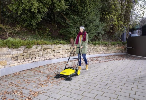 Whether it is petals in spring, sand in the summer, leaves in autumn or grit in winter: The effective and ergonomic S 4 Twin sweeper from Kärcher ensures dazzling appearances around the house and garden in record time all year round. With its powerful roller brush, 2 side brushes and a sweeping width of 680 mm in total, it effortlessly sweeps areas of up to 2400 m² per hour. The machine transports the waste directly into the 20 litre waste hopper. The long bristles of the side brushes ensure thorough cleanliness right to the edge. The infinitely variable push handle can be optimally adapted to the height of the respective user. Thanks to the bayonet fitting screws can no longer get lost when adjusting the height. The sweeper can be easily collapsed as required without stooping thanks to a footplate at the frame and carried by the handle – for space-saving storage. The tool-free side brush attachment is unique. The sweeper is ready for use in no time. The waste hopper can be easily removed and safely put down and emptied without any contact with dirt.