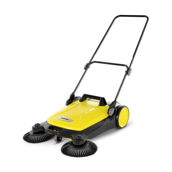 Whether it is petals in spring, sand in the summer, leaves in autumn or grit in winter: The effective and ergonomic S 4 Twin sweeper from Kärcher ensures dazzling appearances around the house and garden in record time all year round. With its powerful roller brush, 2 side brushes and a sweeping width of 680 mm in total, it effortlessly sweeps areas of up to 2400 m² per hour. The machine transports the waste directly into the 20 litre waste hopper. The long bristles of the side brushes ensure thorough cleanliness right to the edge. The infinitely variable push handle can be optimally adapted to the height of the respective user. Thanks to the bayonet fitting screws can no longer get lost when adjusting the height. The sweeper can be easily collapsed as required without stooping thanks to a footplate at the frame and carried by the handle – for space-saving storage. The tool-free side brush attachment is unique. The sweeper is ready for use in no time. The waste hopper can be easily removed and safely put down and emptied without any contact with dirt.