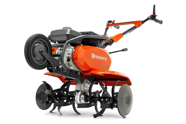 TF 230 A basic and handy tiller that is easy to manoeuvre. Powered by a reliable and powerful Husqvarna engine and equipped with a bumper to protect the engine in use or during transportation. Foldable handlebar and transport wheel is standard. The fully sealed transmission makes it a perfect and long-lasting partner for work in wet cultures. This is a tiller for every customer who values durability and long-lasting efficiency.