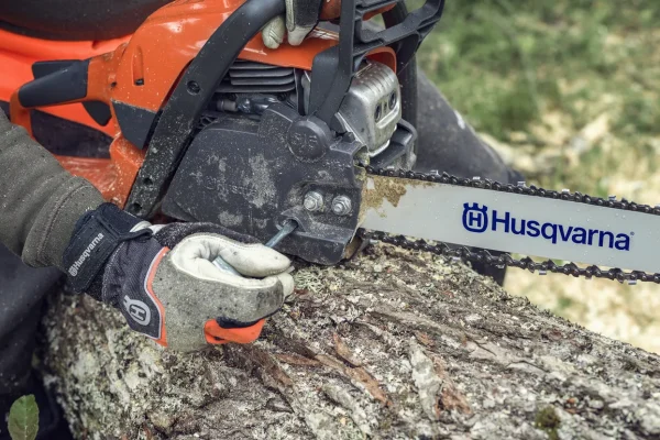 Easy-to-use and powerful chainsaw with quick start Robust, reliable and easy to use saw with ample cutting performance for homeowners. The perfect garden chainsaw for occasional cutting tasks such as cutting firewood and felling smaller trees. Starts quickly and handles easily, and thanks to the side mounted chain tensioner, tensioning the chain is both quick and easy.